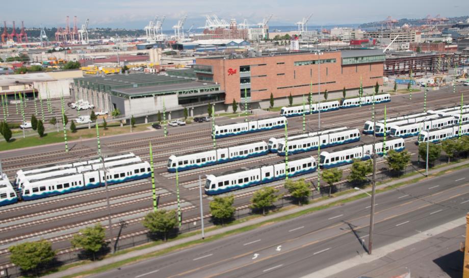 Seattle에 있는 기존 운영 및 관리 시설 조감도 이 시설에서 Sound Transit의 Link light rail 기차의 수납, 보관, 정비가 이루어집니다. 현장에는 Link 기차 보관소, 운영 및 통제 사무실, Link 기차를 선로 위에 배치할 수 있는 공간이 포함됩니다.